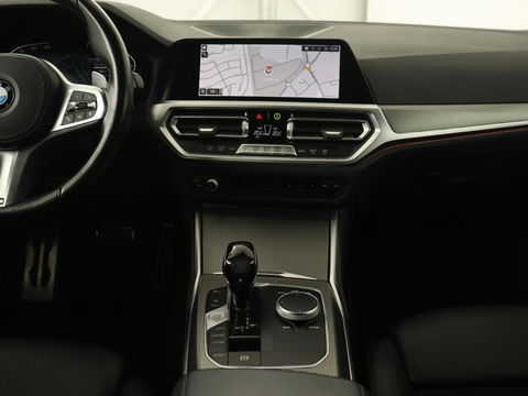 BMW 3 Serie 318i M Sport | Sportstoelen | Half leder | Carplay | Navigatie | Camera | Parkeerhulp | Climate control | Cruise control