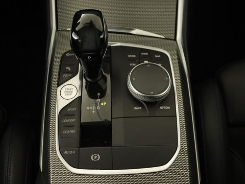 BMW 3 Serie 318i M Sport | Sportstoelen | Half leder | Carplay | Navigatie | Camera | Parkeerhulp | Climate control | Cruise control