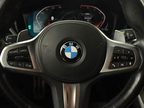 BMW 3 Serie 318i M Sport | Sportstoelen | Half leder | Carplay | Navigatie | Camera | Parkeerhulp | Climate control | Cruise control