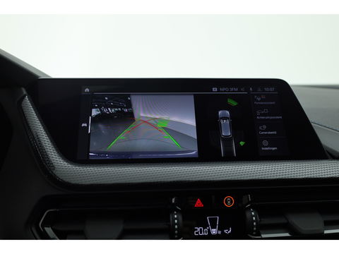 BMW 1-serie 118i M-sport | Apple CarPlay | Camera | Navi | Stoelverw. | Adapt. Cruise | 18" | Elek. Achterklep