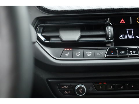 BMW 1-serie 118i M-sport | Apple CarPlay | Camera | Navi | Stoelverw. | Adapt. Cruise | 18" | Elek. Achterklep