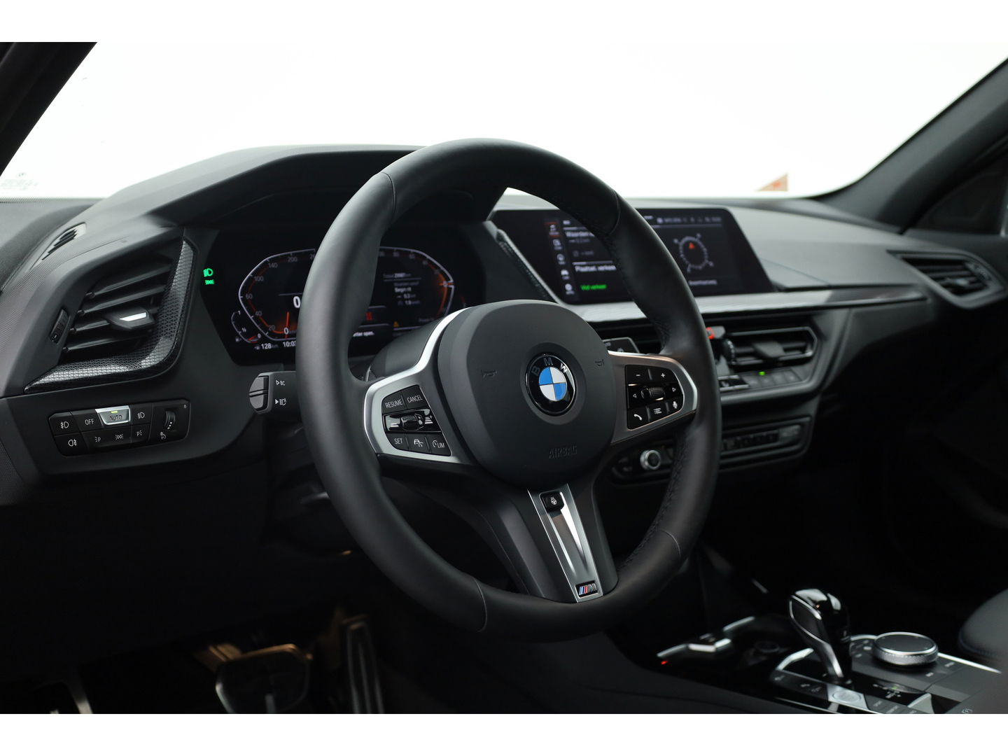 BMW 1-serie 118i M-sport | Apple CarPlay | Camera | Navi | Stoelverw. | Adapt. Cruise | 18" | Elek. Achterklep