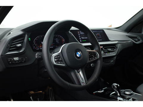 BMW 1-serie 118i M-sport | Apple CarPlay | Camera | Navi | Stoelverw. | Adapt. Cruise | 18" | Elek. Achterklep