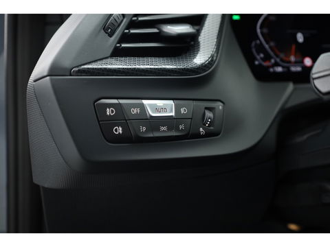 BMW 1-serie 118i M-sport | Apple CarPlay | Camera | Navi | Stoelverw. | Adapt. Cruise | 18" | Elek. Achterklep