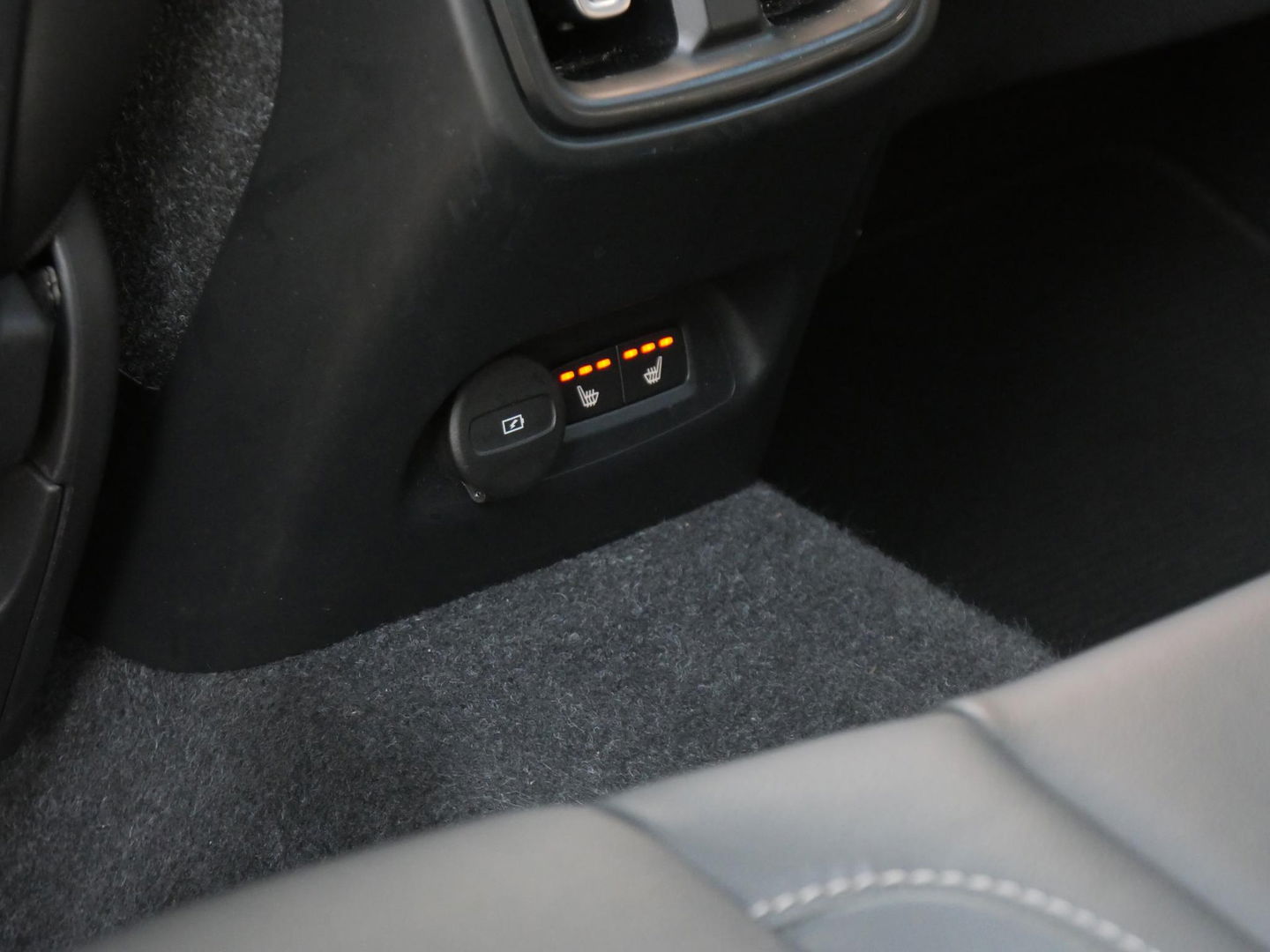 Volvo XC40 RECHARGE P8 AWD R-DESIGN/ PANORAMADAK/ LEER/ 360°CAMERA/ BLIS/