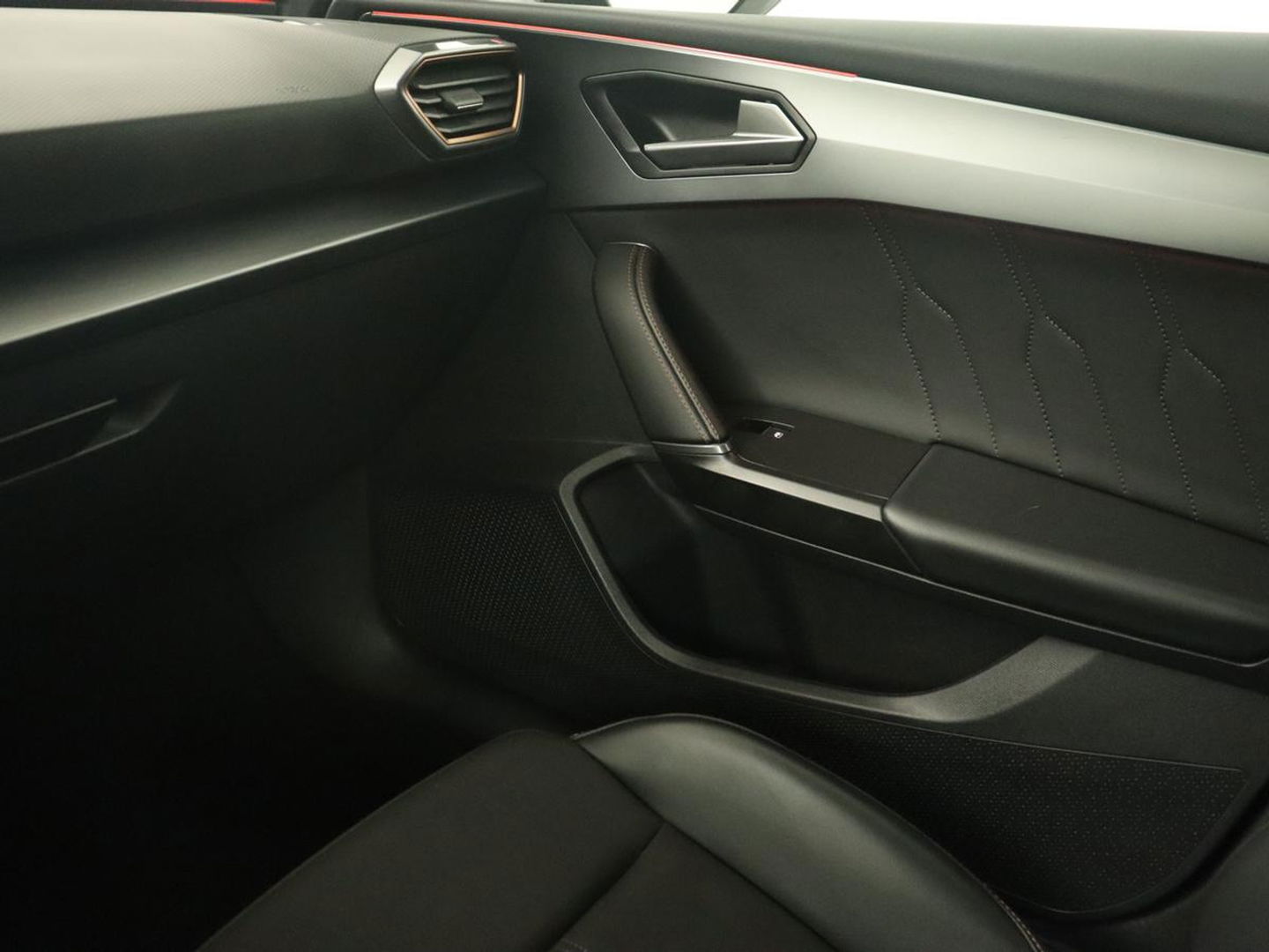 CUPRA Leon 1.4 eHybrid | 245pk | Stuurverwarming | Camera | Adaptive cruise | Navigatie | Sportstoelen | Keyless | Full LED | PHEV | Plug In