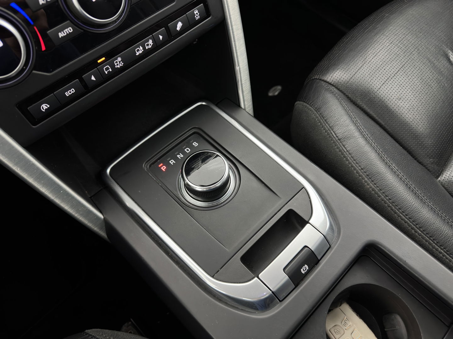 Land Rover Discovery Sport 2.0 TD4 HSE Aut. *PANO | LUXURY-LEATHER | XENON | MERIDIAN-SOUND | NAVI-FULLMAP | HEATED-COMFORTSEATS | ECC | PDC | CRUISE | TOWBAR | 18''ALU*