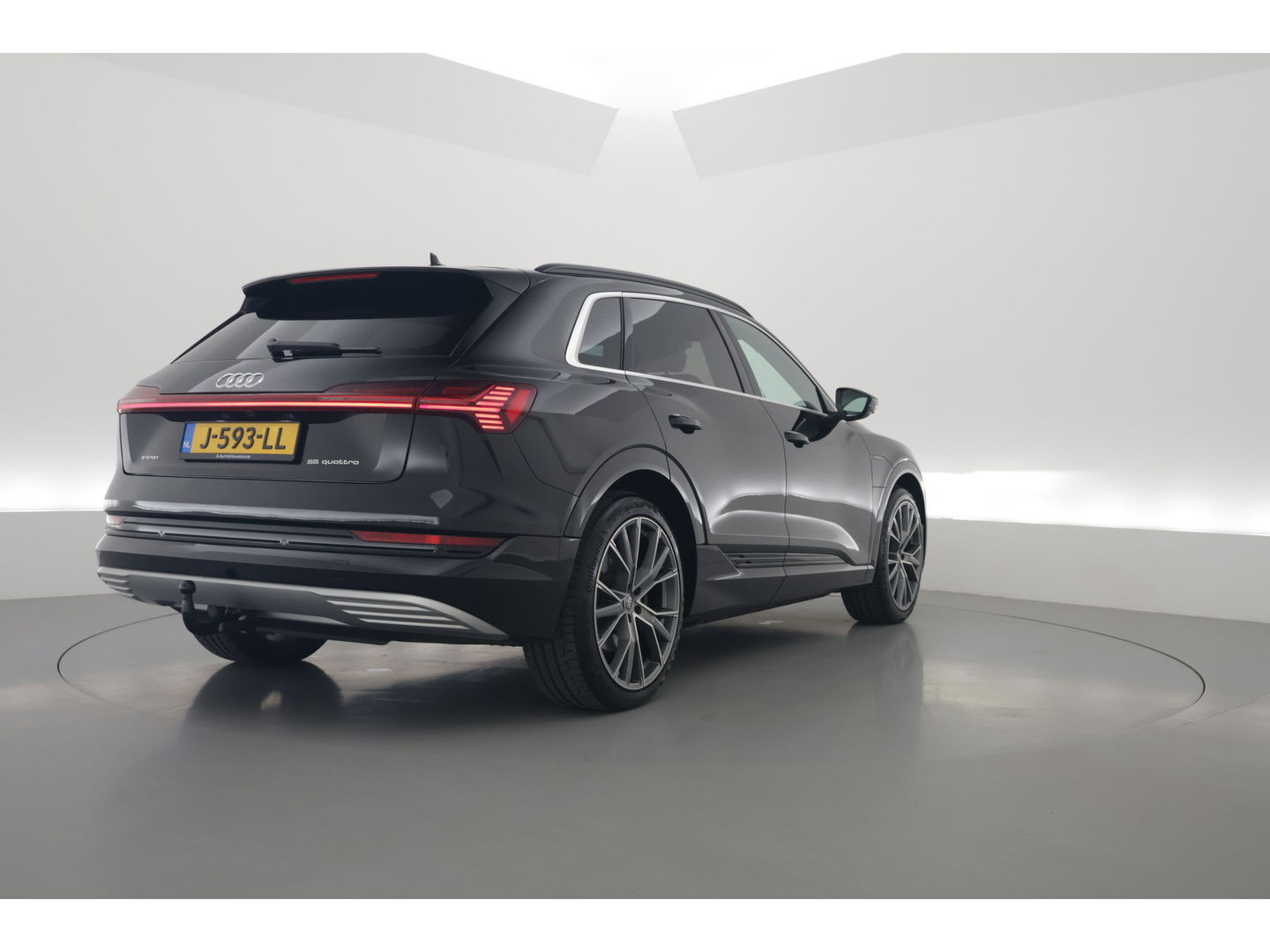Audi e-tron e-tron 55 quattro advanced 95 kWh | Luchtvering | Adapt. Cruise | Voorstoelen Elek. | Camera