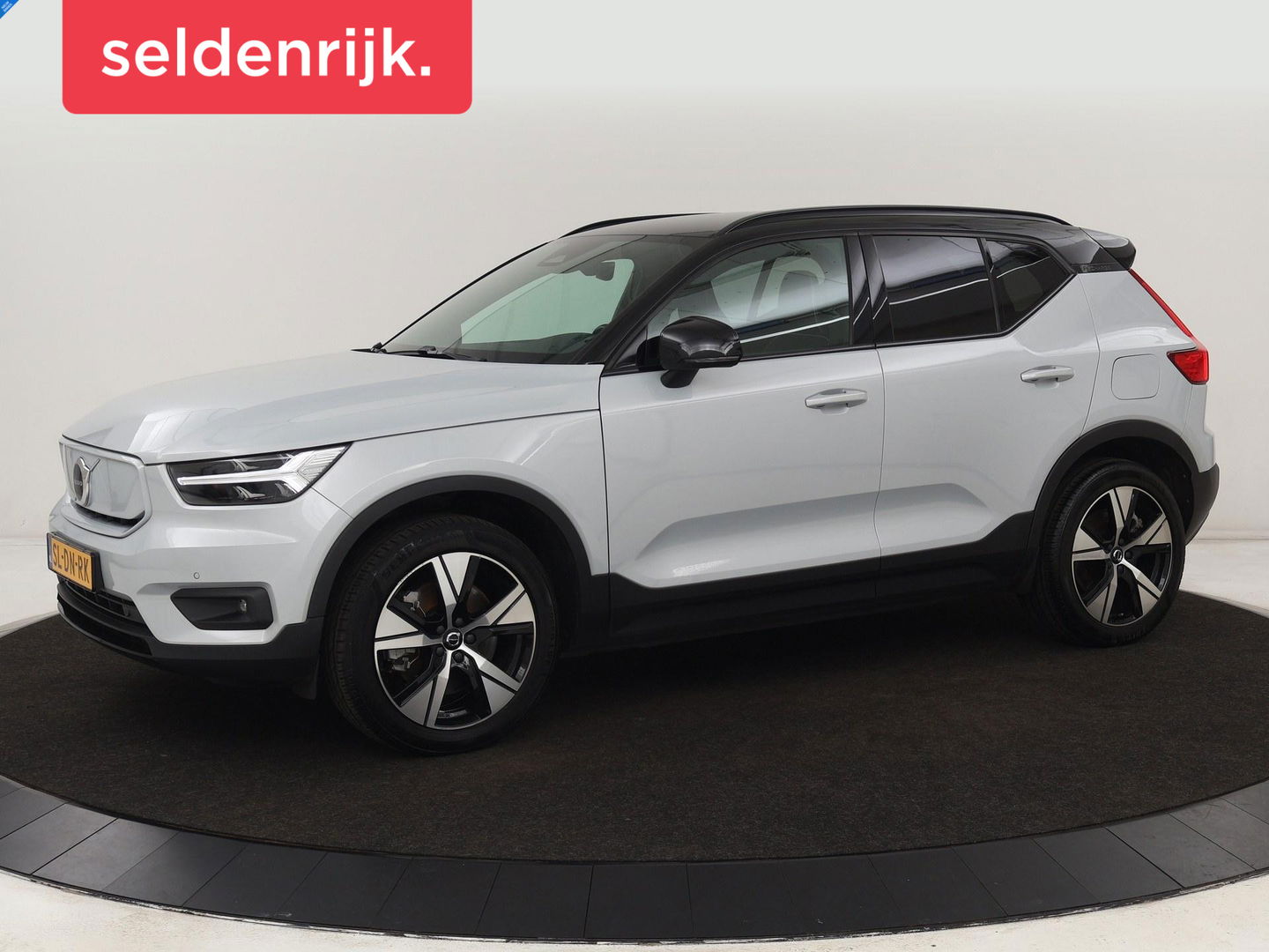 Volvo XC40 Recharge P8 AWD R-Design | Trekhaak | Camera | Carplay | Navigatie | Full LED | Leder/Alcantara | Adaptive cruise | Keyless