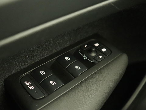 Volvo XC40 Recharge P8 AWD R-Design | Trekhaak | Camera | Carplay | Navigatie | Full LED | Leder/Alcantara | Adaptive cruise | Keyless
