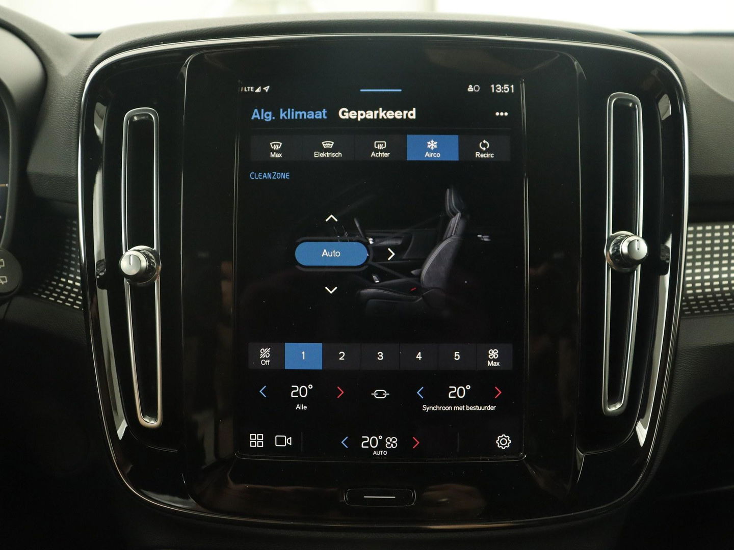 Volvo XC40 Recharge P8 AWD R-Design | Trekhaak | Camera | Carplay | Navigatie | Full LED | Leder/Alcantara | Adaptive cruise | Keyless