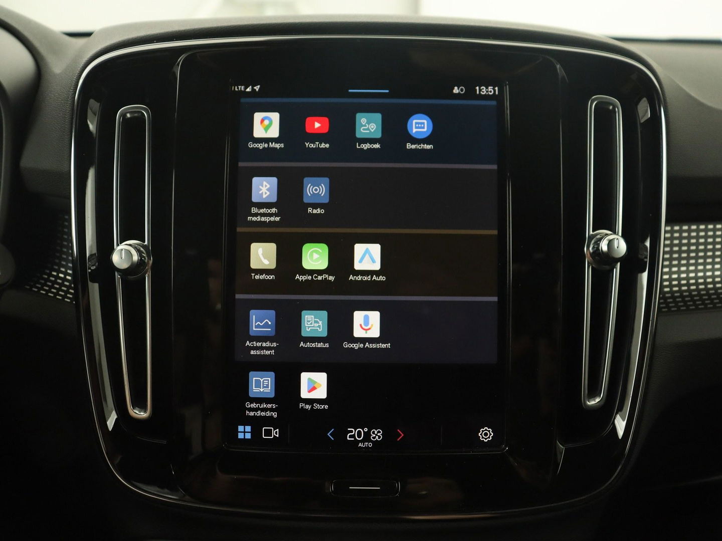 Volvo XC40 Recharge P8 AWD R-Design | Trekhaak | Camera | Carplay | Navigatie | Full LED | Leder/Alcantara | Adaptive cruise | Keyless