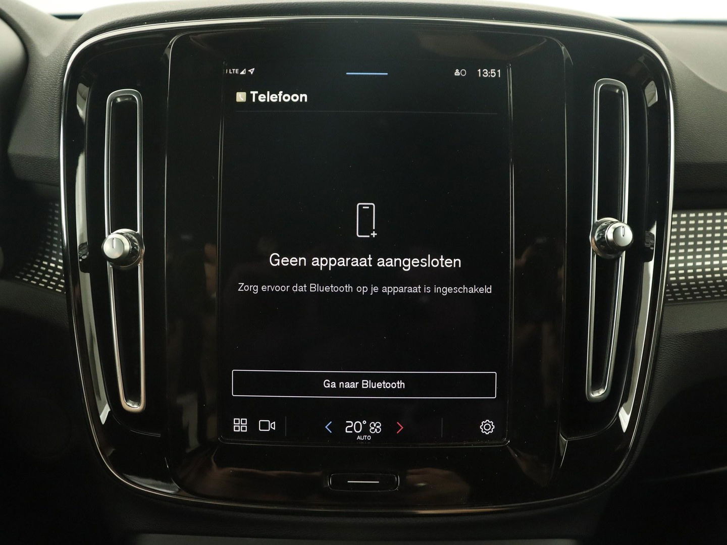 Volvo XC40 Recharge P8 AWD R-Design | Trekhaak | Camera | Carplay | Navigatie | Full LED | Leder/Alcantara | Adaptive cruise | Keyless