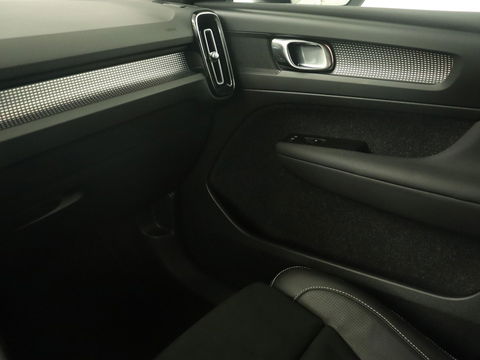 Volvo XC40 Recharge P8 AWD R-Design | Trekhaak | Camera | Carplay | Navigatie | Full LED | Leder/Alcantara | Adaptive cruise | Keyless