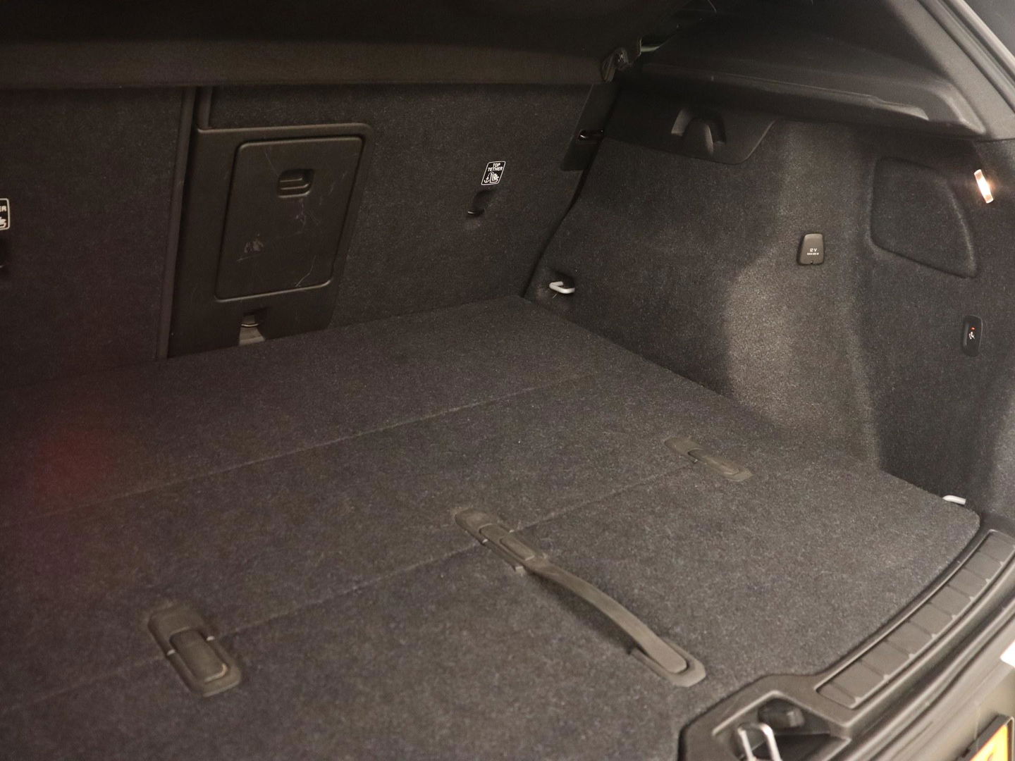 Volvo XC40 Recharge P8 AWD R-Design | Trekhaak | Camera | Carplay | Navigatie | Full LED | Leder/Alcantara | Adaptive cruise | Keyless