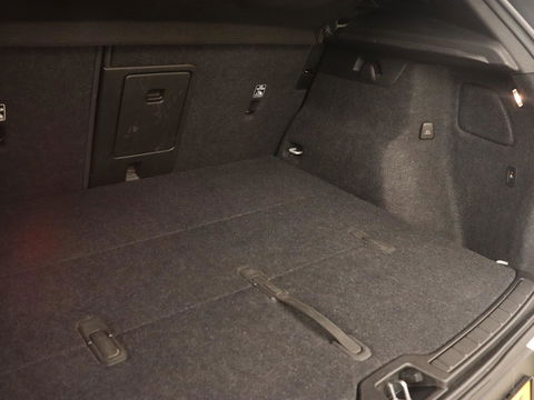 Volvo XC40 Recharge P8 AWD R-Design | Trekhaak | Camera | Carplay | Navigatie | Full LED | Leder/Alcantara | Adaptive cruise | Keyless