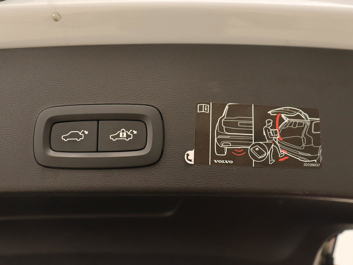 Volvo XC40 Recharge P8 AWD R-Design | Trekhaak | Camera | Carplay | Navigatie | Full LED | Leder/Alcantara | Adaptive cruise | Keyless