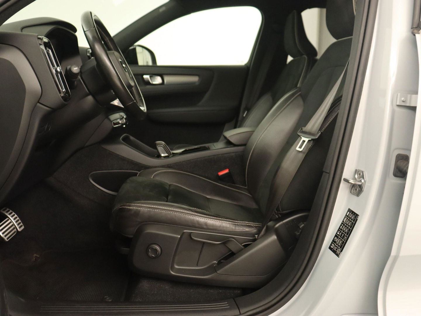 Volvo XC40 Recharge P8 AWD R-Design | Trekhaak | Camera | Carplay | Navigatie | Full LED | Leder/Alcantara | Adaptive cruise | Keyless