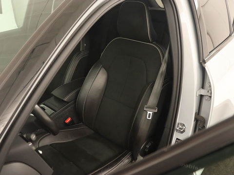 Volvo XC40 Recharge P8 AWD R-Design | Trekhaak | Camera | Carplay | Navigatie | Full LED | Leder/Alcantara | Adaptive cruise | Keyless
