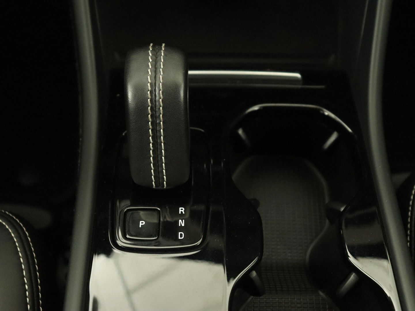 Volvo XC40 Recharge P8 AWD R-Design | Trekhaak | Camera | Carplay | Navigatie | Full LED | Leder/Alcantara | Adaptive cruise | Keyless