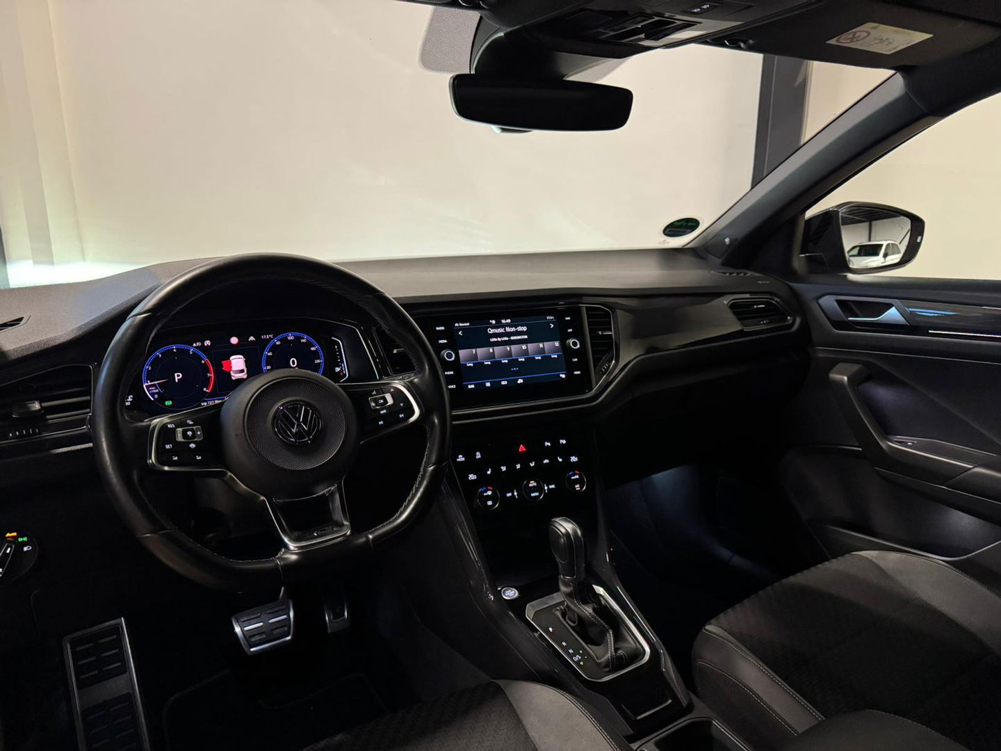 Volkswagen T-Roc 1.5 TSI Sport Business R-line PANO KEYLESS