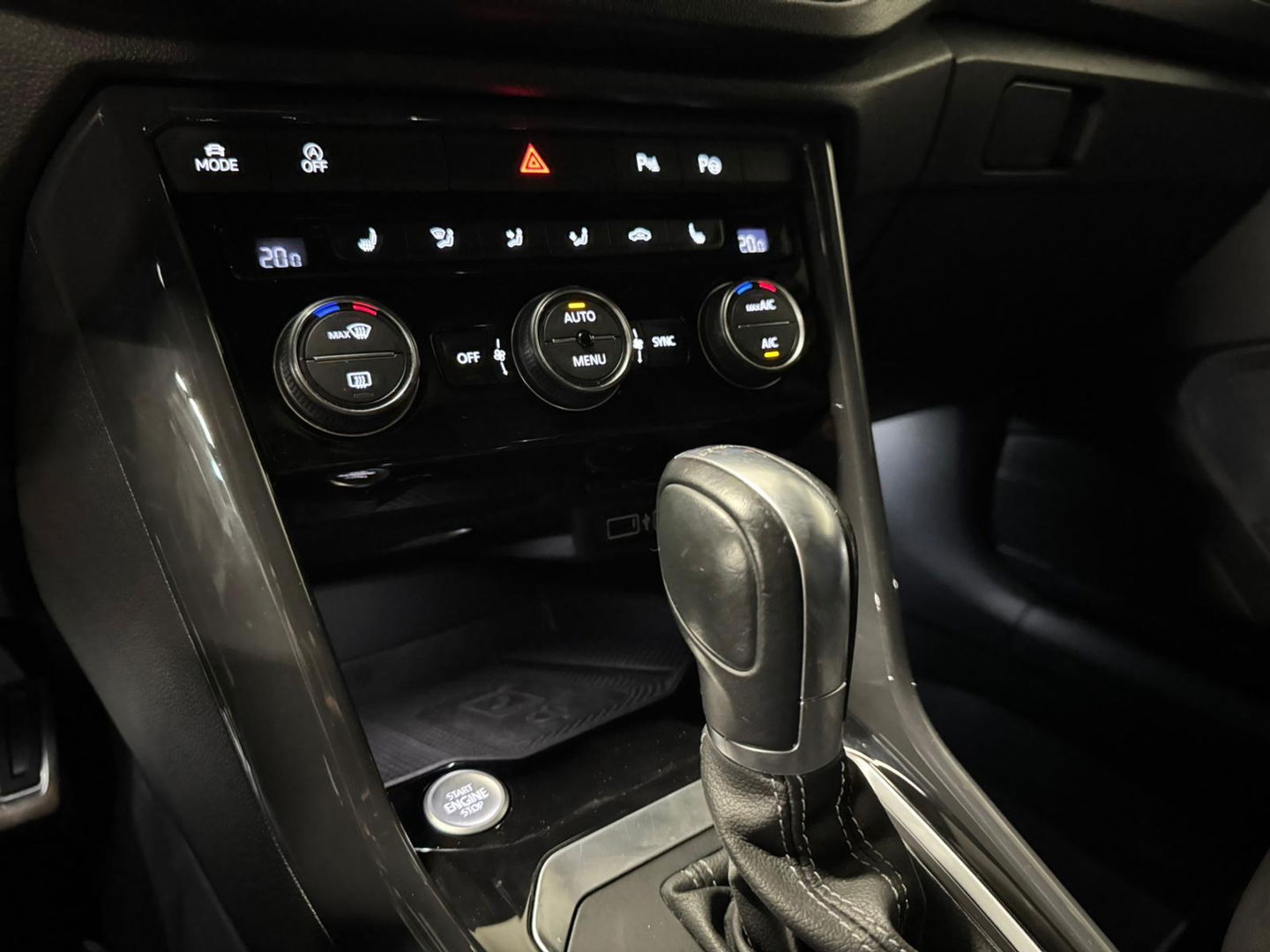 Volkswagen T-Roc 1.5 TSI Sport Business R-line PANO KEYLESS