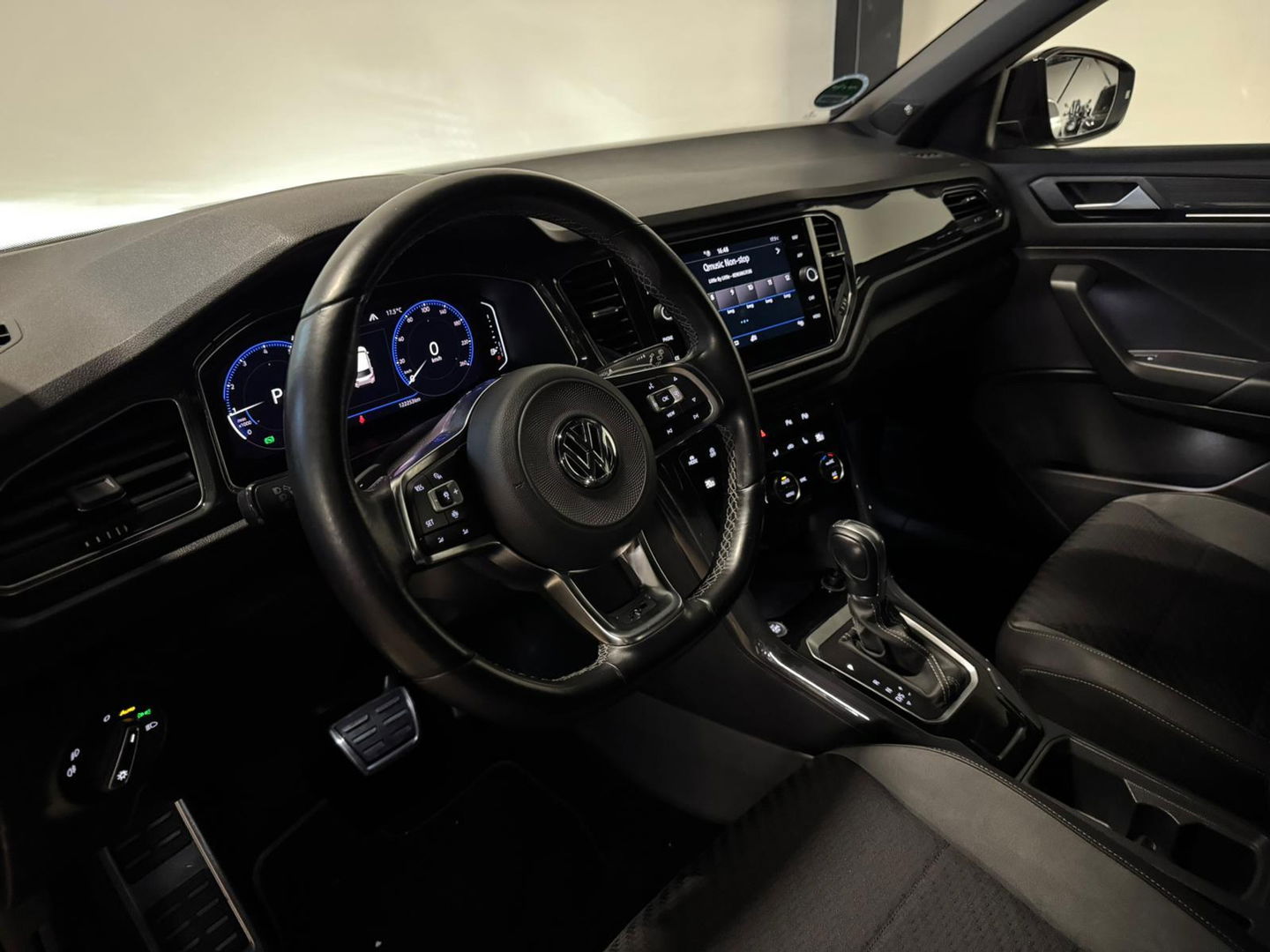 Volkswagen T-Roc 1.5 TSI Sport Business R-line PANO KEYLESS