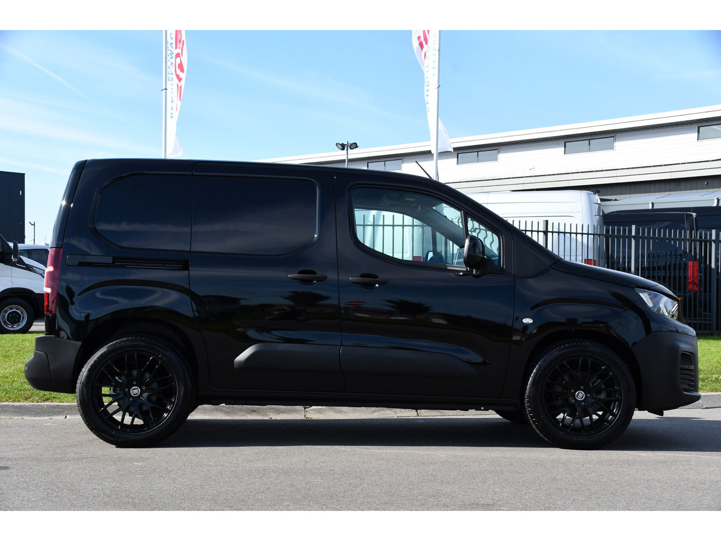Peugeot e-Partner 136 L1 50 kWh Black Edition Camera, Cruise, Carplay, Stoelverwarming, 136pk, Multimedia, BOM VOL!
