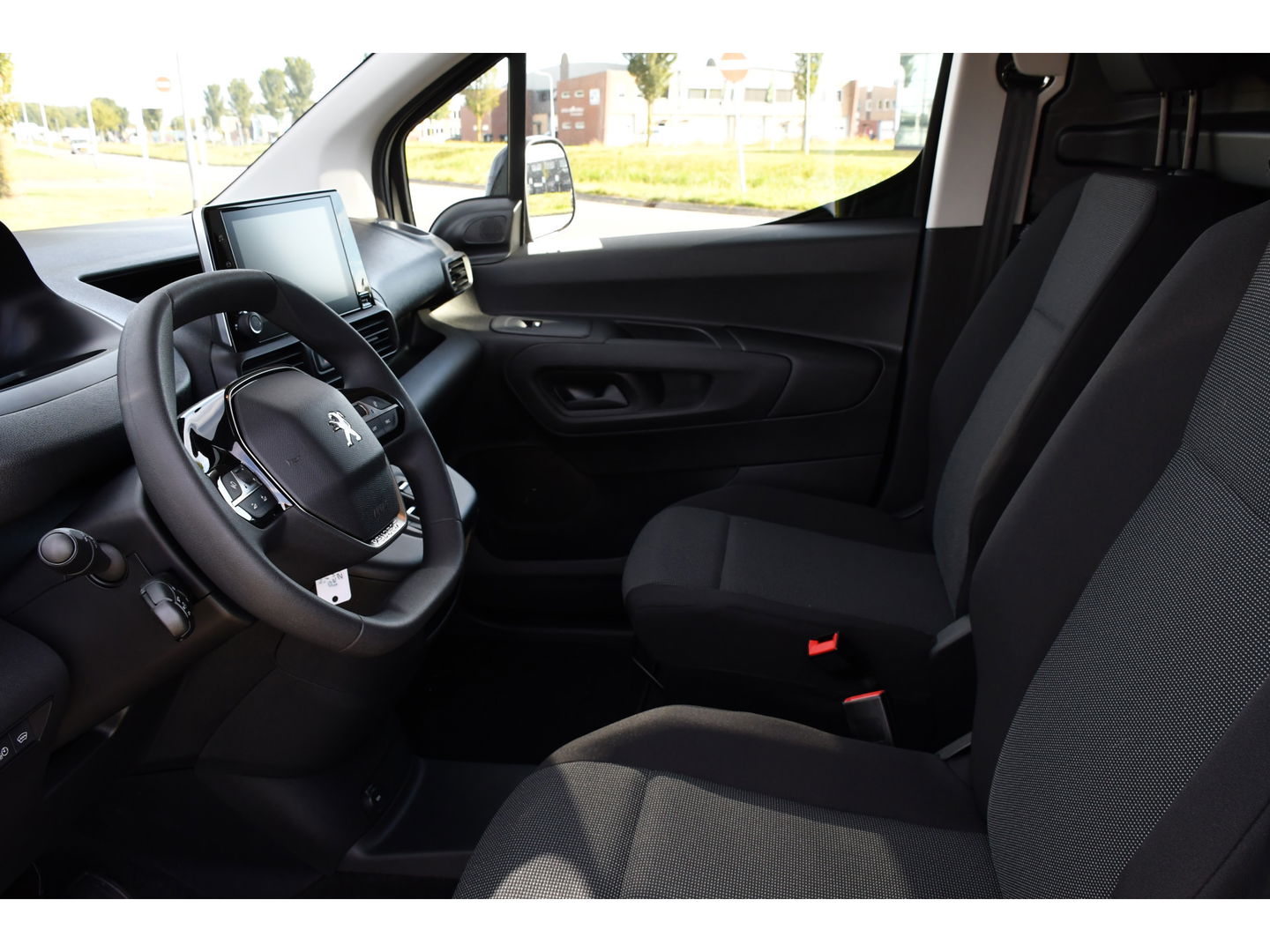 Peugeot e-Partner 136 L1 50 kWh Black Edition Camera, Cruise, Carplay, Stoelverwarming, 136pk, Multimedia, BOM VOL!