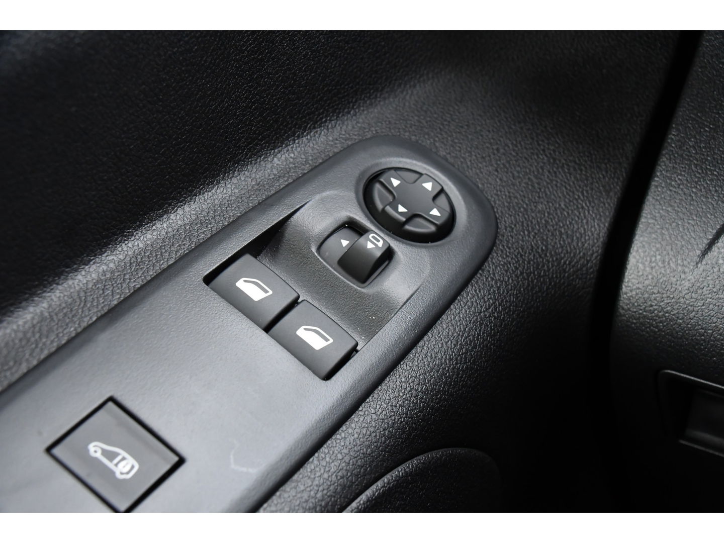 Peugeot e-Partner 136 L1 50 kWh Black Edition Camera, Cruise, Carplay, Stoelverwarming, 136pk, Multimedia, BOM VOL!