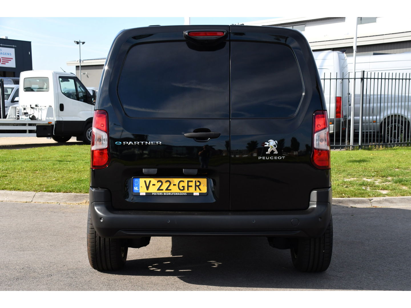 Peugeot e-Partner 136 L1 50 kWh Black Edition Camera, Cruise, Carplay, Stoelverwarming, 136pk, Multimedia, BOM VOL!