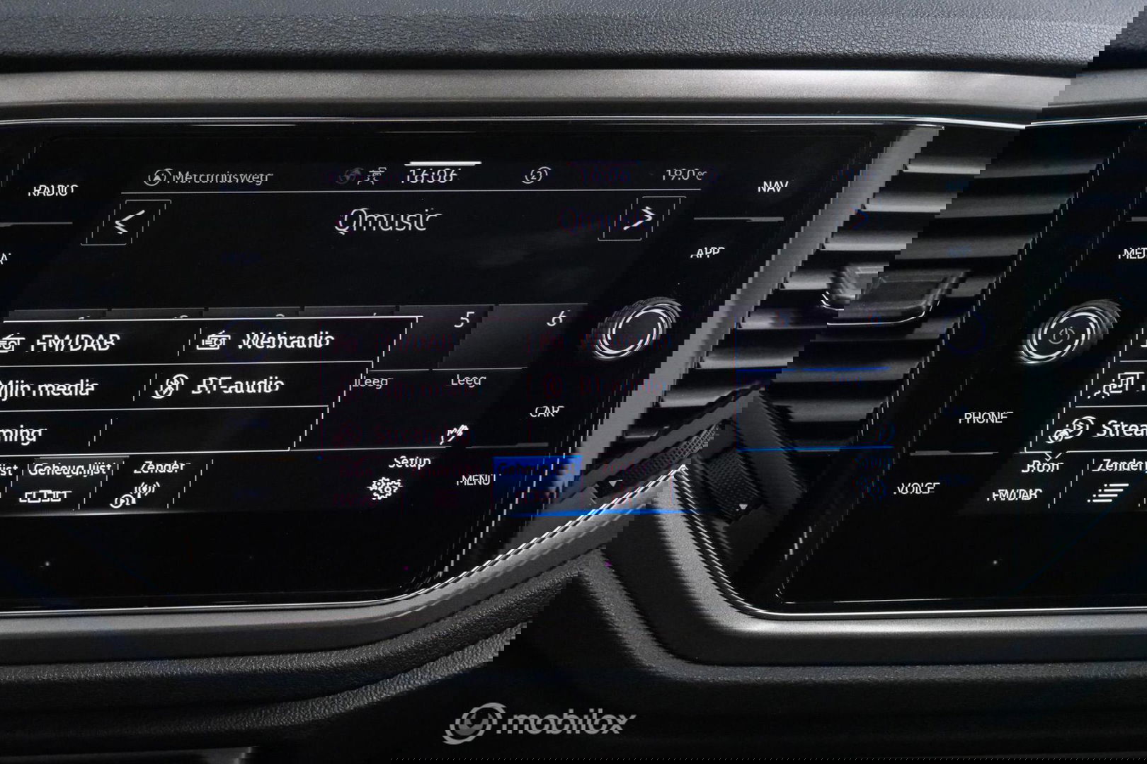 Volkswagen T-Roc 1.5 TSI Style Business | Adaptive | CarPlay | PDC | NAP NL auto | Btw auto | rijklaarprijs |