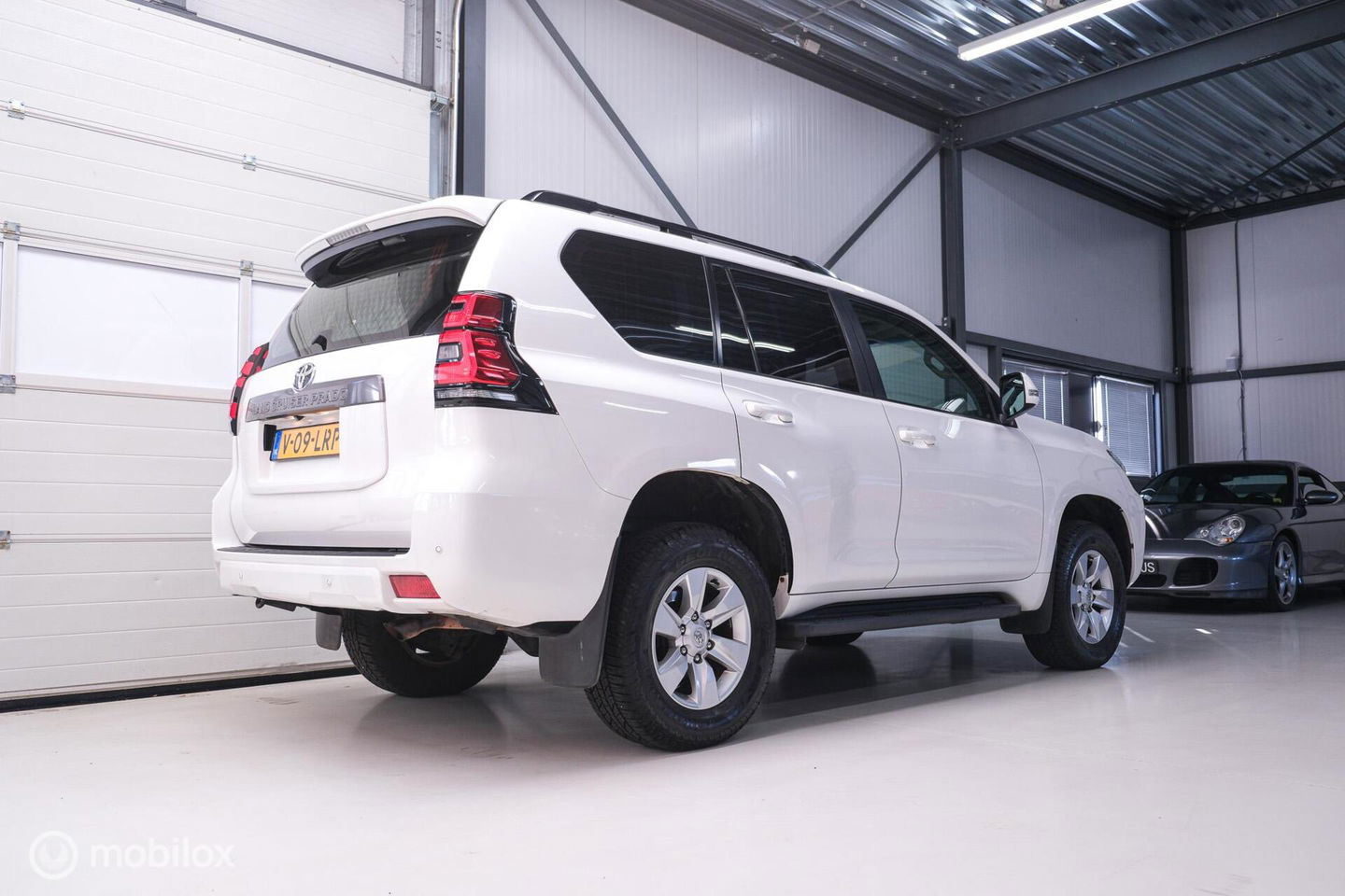 Toyota Land Cruiser 2.7 Dual VVT-i 4WD 160 pk Benzine | Grijs kenteken | Camera | LED | Stoelverwarming | BTW auto |