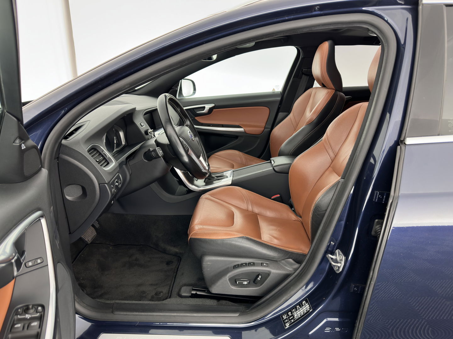 Volvo V60 2.4 D6 AWD Plug-In Hybrid Summum Aut. *PANO | ADAPTIVE-CRUISE | LUXURY-LEATHER | XENON | BLIS | MEMORY-PACK | HEATED-COMFORTSEATS | NAVI-FULLMAP | CAMERA | ECC | PDC | CRUISE | 17''ALU | TOWBAR*