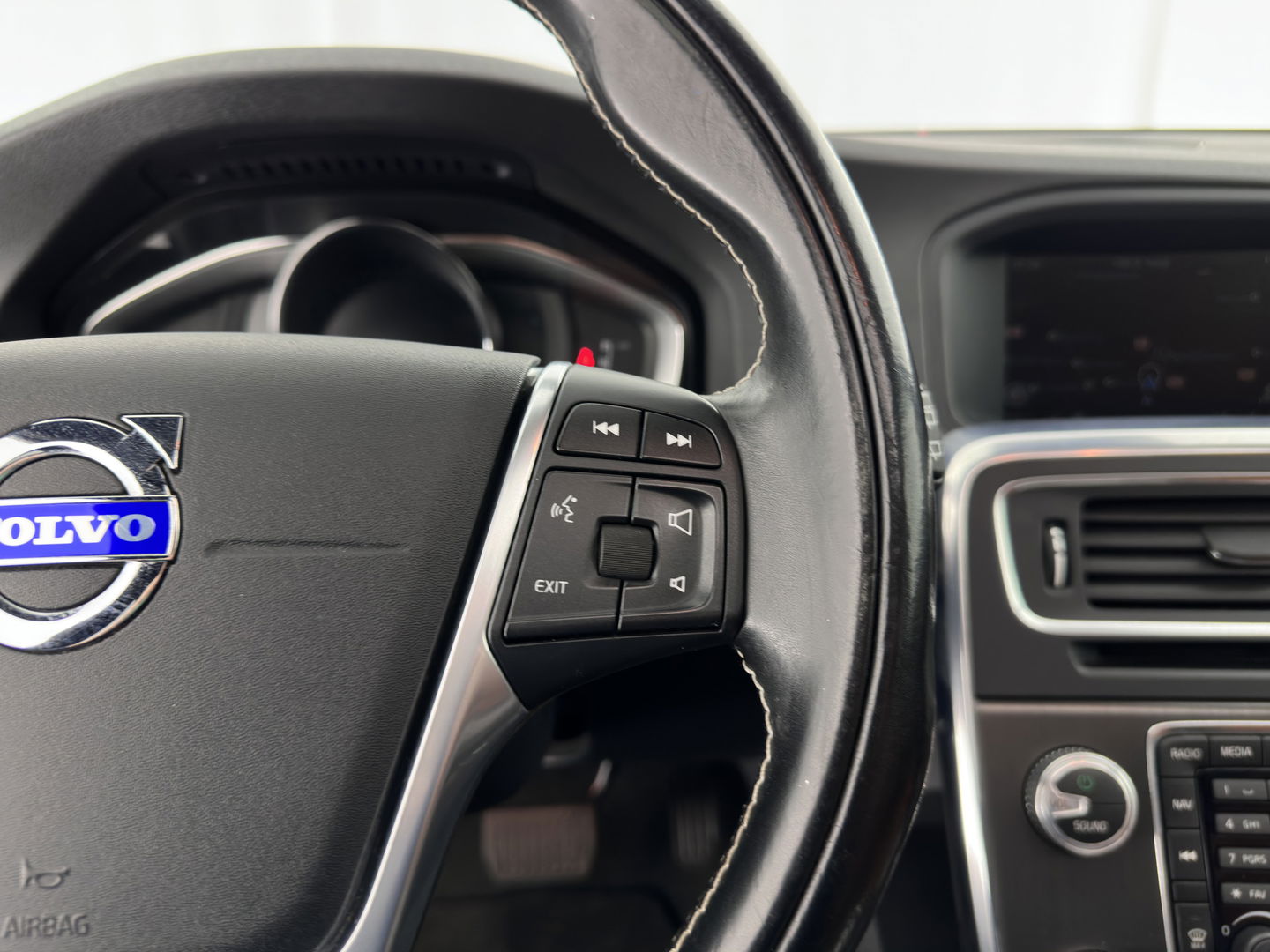 Volvo V60 2.4 D6 AWD Plug-In Hybrid Summum Aut. *PANO | ADAPTIVE-CRUISE | LUXURY-LEATHER | XENON | BLIS | MEMORY-PACK | HEATED-COMFORTSEATS | NAVI-FULLMAP | CAMERA | ECC | PDC | CRUISE | 17''ALU | TOWBAR*
