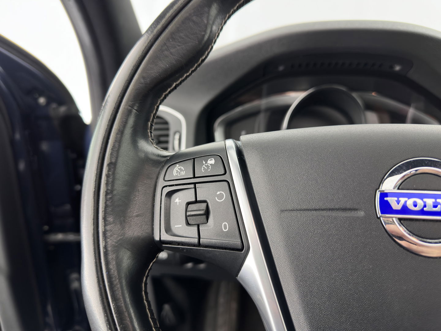 Volvo V60 2.4 D6 AWD Plug-In Hybrid Summum Aut. *PANO | ADAPTIVE-CRUISE | LUXURY-LEATHER | XENON | BLIS | MEMORY-PACK | HEATED-COMFORTSEATS | NAVI-FULLMAP | CAMERA | ECC | PDC | CRUISE | 17''ALU | TOWBAR*