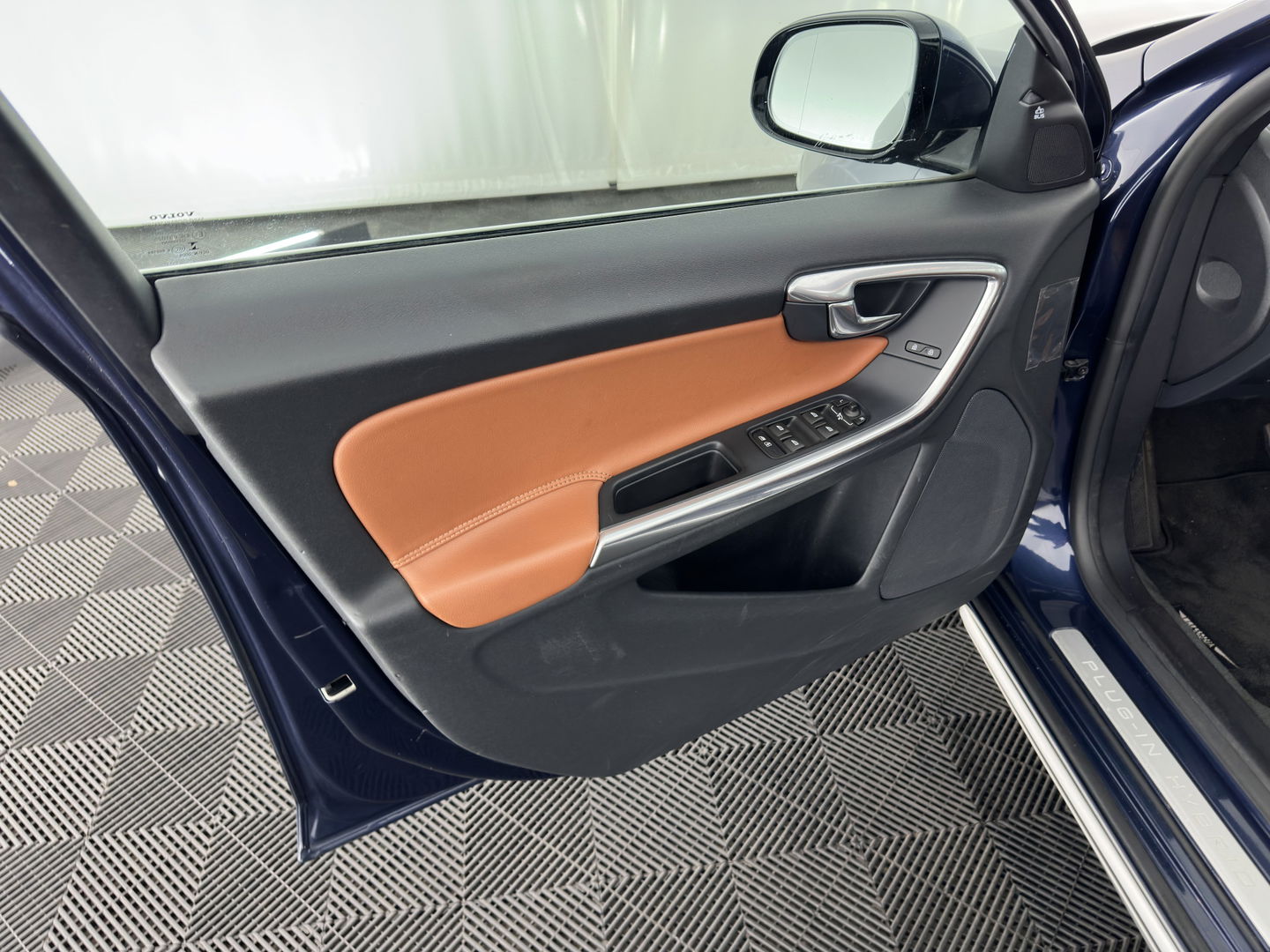 Volvo V60 2.4 D6 AWD Plug-In Hybrid Summum Aut. *PANO | ADAPTIVE-CRUISE | LUXURY-LEATHER | XENON | BLIS | MEMORY-PACK | HEATED-COMFORTSEATS | NAVI-FULLMAP | CAMERA | ECC | PDC | CRUISE | 17''ALU | TOWBAR*