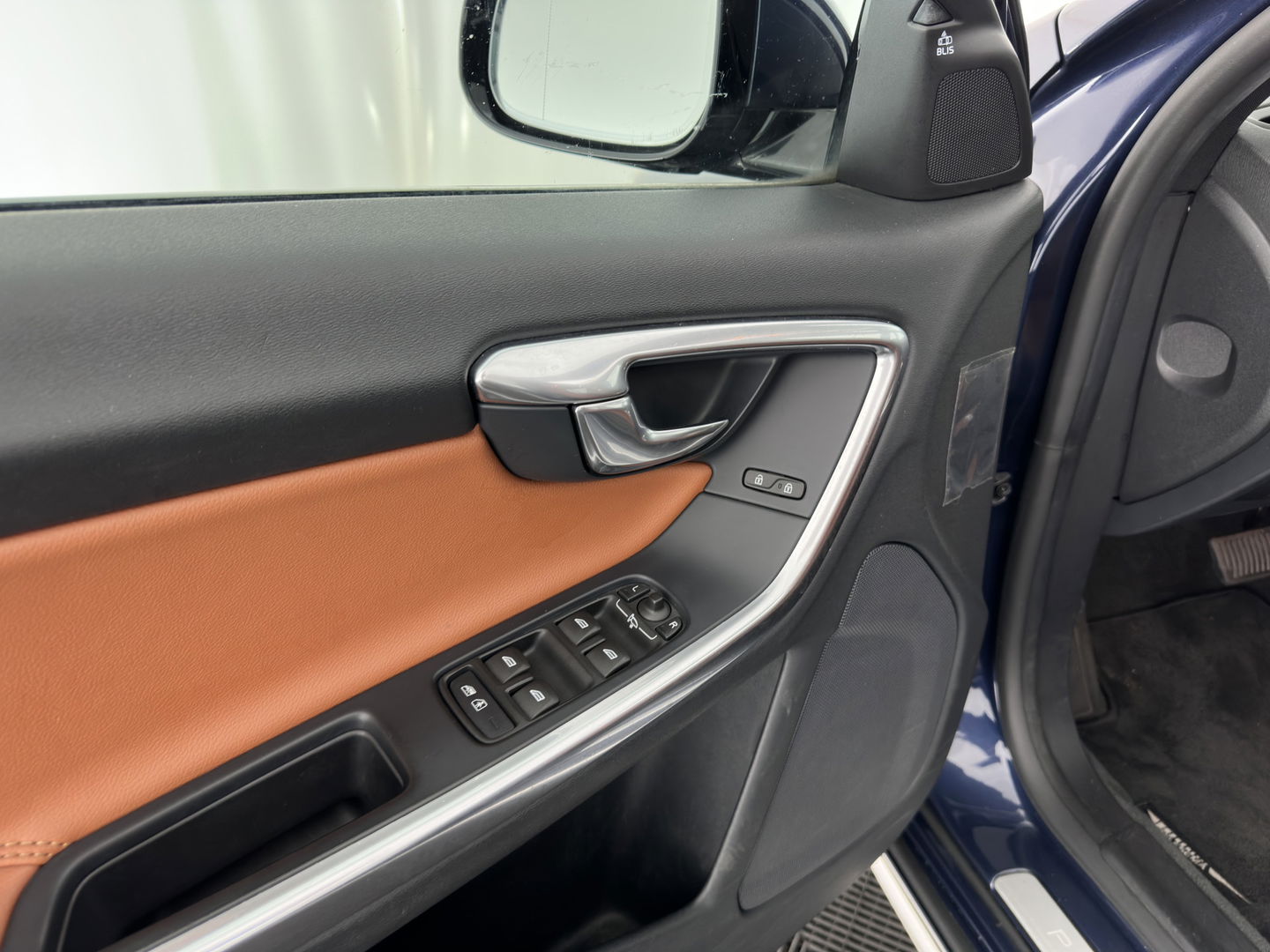 Volvo V60 2.4 D6 AWD Plug-In Hybrid Summum Aut. *PANO | ADAPTIVE-CRUISE | LUXURY-LEATHER | XENON | BLIS | MEMORY-PACK | HEATED-COMFORTSEATS | NAVI-FULLMAP | CAMERA | ECC | PDC | CRUISE | 17''ALU | TOWBAR*