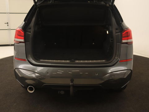 BMW X1 sDrive18i M Sport | Panoramadak | Leder | Stoelverwarming | Keyless | Camera | Trekhaak | Sfeerverlichting | Navigatie | Full LED | Park Assist | Sportstoelen