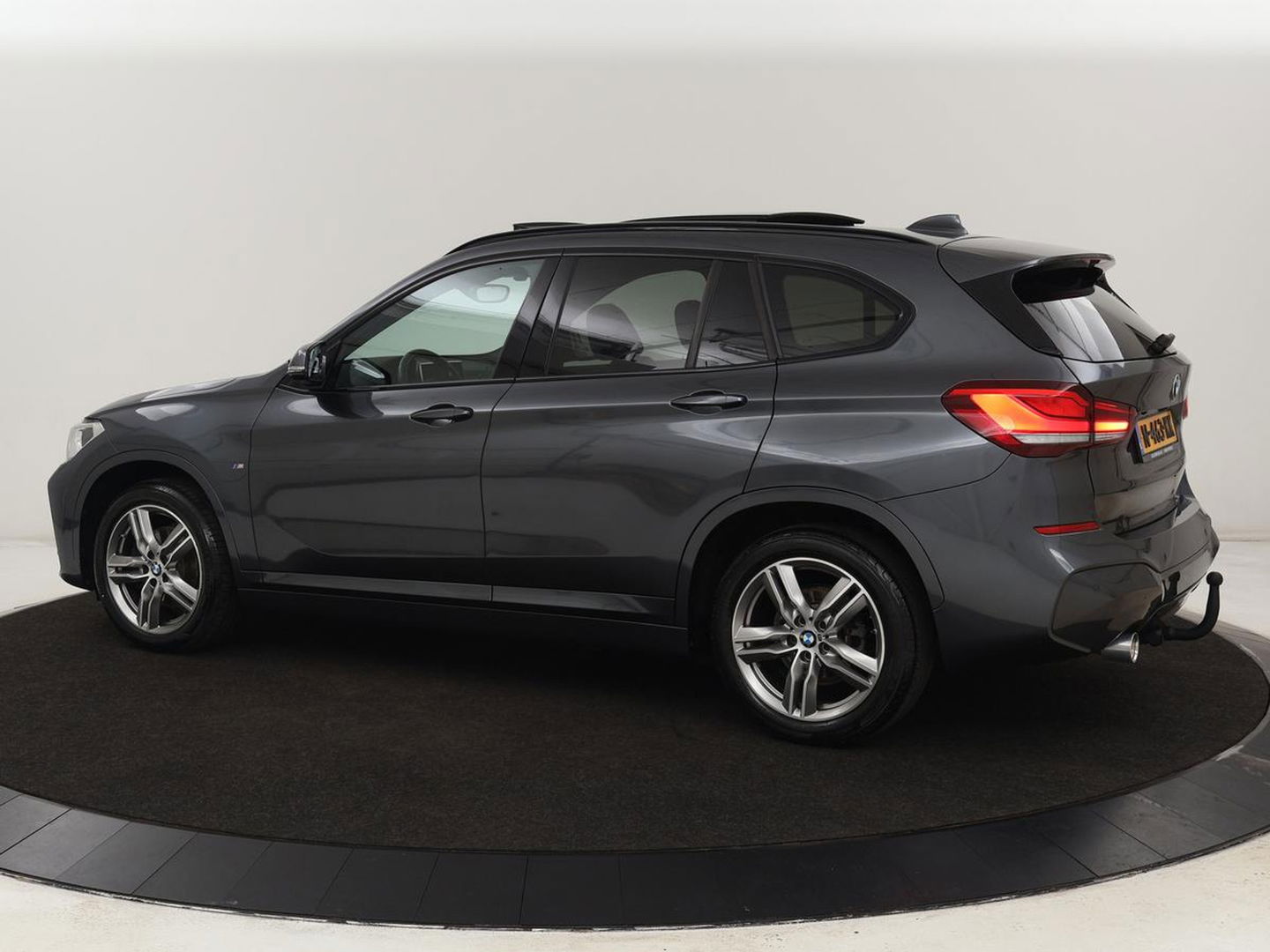 BMW X1 sDrive18i M Sport | Panoramadak | Leder | Stoelverwarming | Keyless | Camera | Trekhaak | Sfeerverlichting | Navigatie | Full LED | Park Assist | Sportstoelen