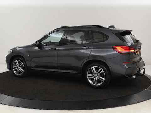 BMW X1 sDrive18i M Sport | Panoramadak | Leder | Stoelverwarming | Keyless | Camera | Trekhaak | Sfeerverlichting | Navigatie | Full LED | Park Assist | Sportstoelen