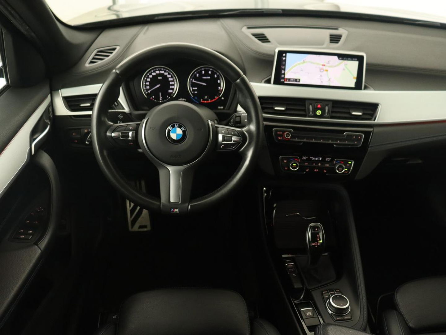 BMW X1 sDrive18i M Sport | Panoramadak | Leder | Stoelverwarming | Keyless | Camera | Trekhaak | Sfeerverlichting | Navigatie | Full LED | Park Assist | Sportstoelen