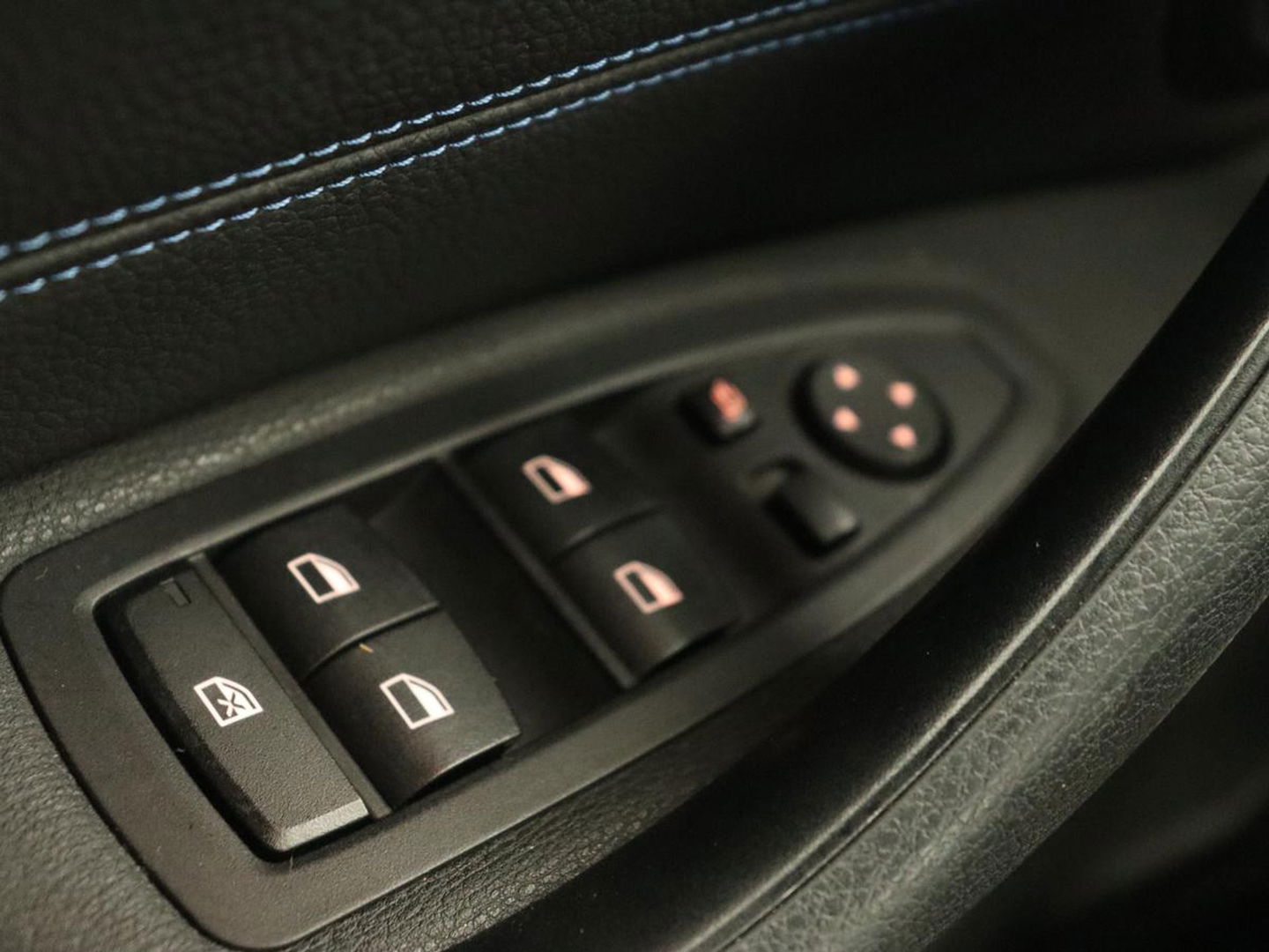 BMW X1 sDrive18i M Sport | Panoramadak | Leder | Stoelverwarming | Keyless | Camera | Trekhaak | Sfeerverlichting | Navigatie | Full LED | Park Assist | Sportstoelen