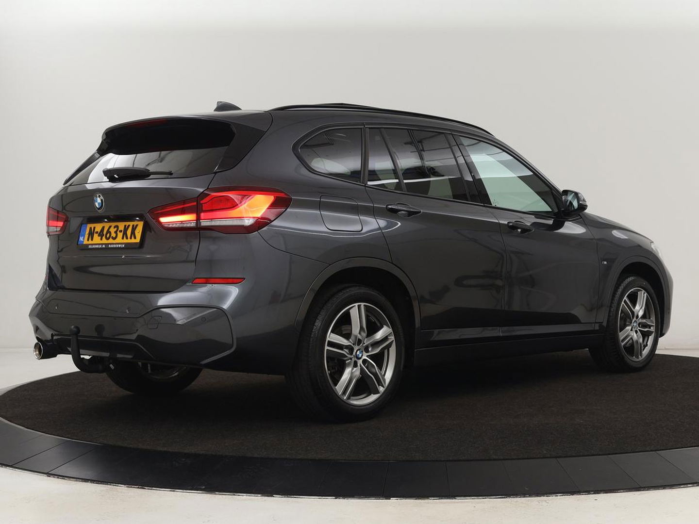 BMW X1 sDrive18i M Sport | Panoramadak | Leder | Stoelverwarming | Keyless | Camera | Trekhaak | Sfeerverlichting | Navigatie | Full LED | Park Assist | Sportstoelen