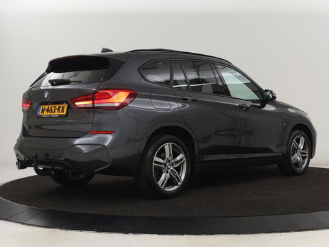 BMW X1 sDrive18i M Sport | Panoramadak | Leder | Stoelverwarming | Keyless | Camera | Trekhaak | Sfeerverlichting | Navigatie | Full LED | Park Assist | Sportstoelen