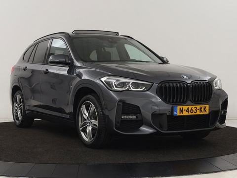 BMW X1 sDrive18i M Sport | Panoramadak | Leder | Stoelverwarming | Keyless | Camera | Trekhaak | Sfeerverlichting | Navigatie | Full LED | Park Assist | Sportstoelen