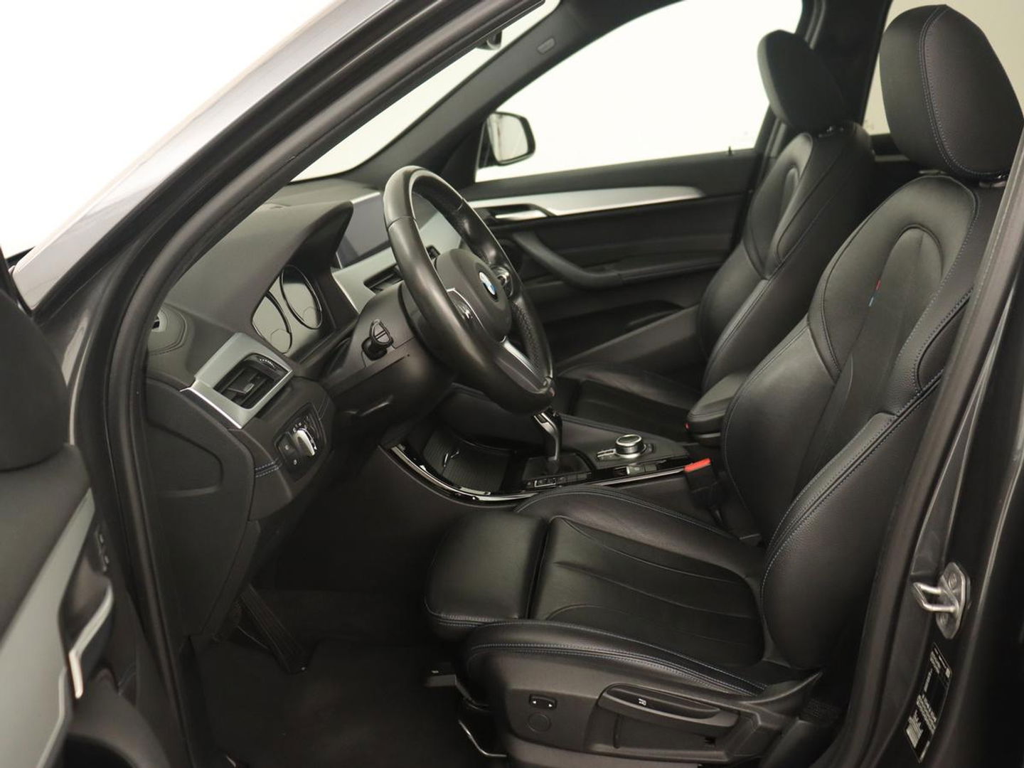 BMW X1 sDrive18i M Sport | Panoramadak | Leder | Stoelverwarming | Keyless | Camera | Trekhaak | Sfeerverlichting | Navigatie | Full LED | Park Assist | Sportstoelen