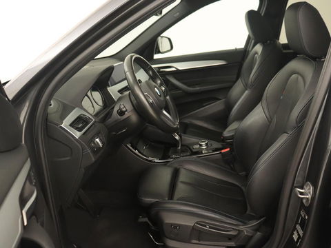 BMW X1 sDrive18i M Sport | Panoramadak | Leder | Stoelverwarming | Keyless | Camera | Trekhaak | Sfeerverlichting | Navigatie | Full LED | Park Assist | Sportstoelen