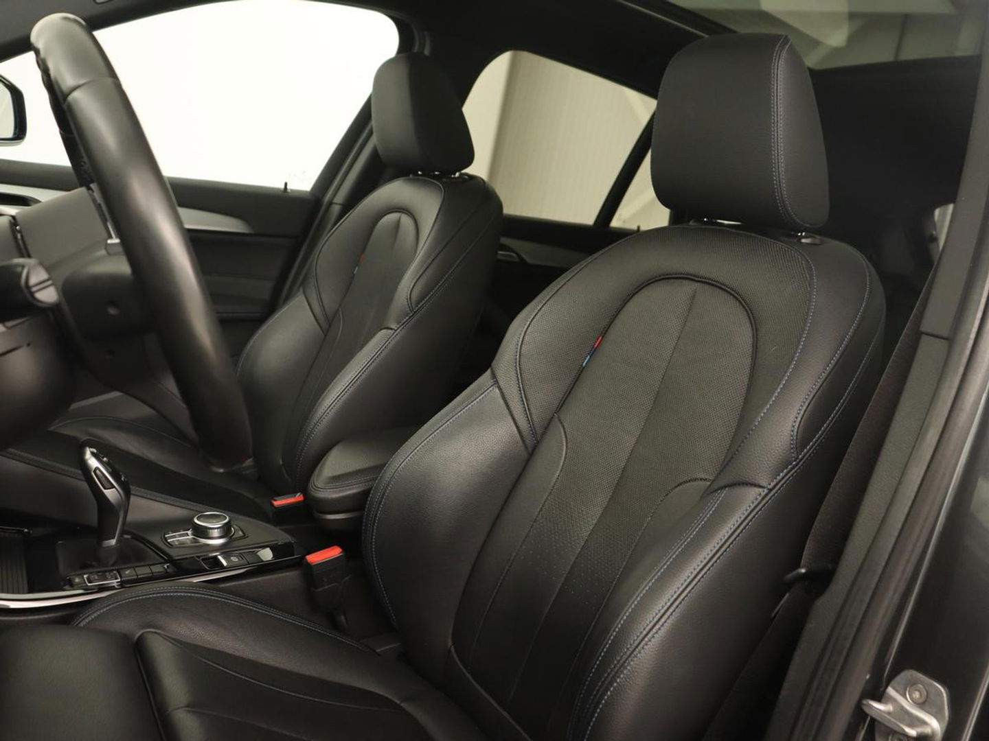 BMW X1 sDrive18i M Sport | Panoramadak | Leder | Stoelverwarming | Keyless | Camera | Trekhaak | Sfeerverlichting | Navigatie | Full LED | Park Assist | Sportstoelen
