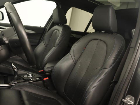 BMW X1 sDrive18i M Sport | Panoramadak | Leder | Stoelverwarming | Keyless | Camera | Trekhaak | Sfeerverlichting | Navigatie | Full LED | Park Assist | Sportstoelen